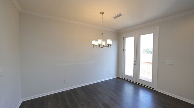 Foto del edificio - Upgraded & Spacious End Unit Townhome in V...