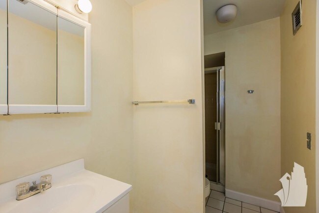 Building Photo - 2 bedroom in Chicago IL 60610