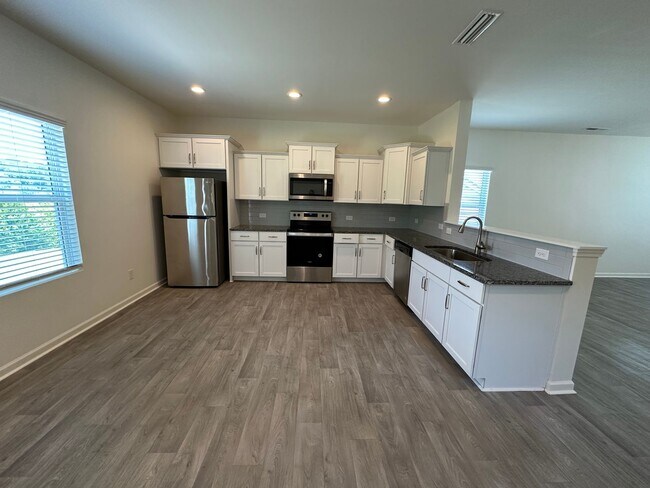 Building Photo - Spacious Home
