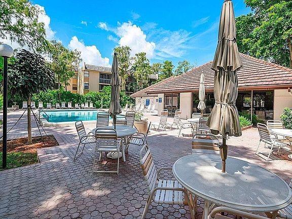 Foto del edificio - 8433 Forest Hills Dr