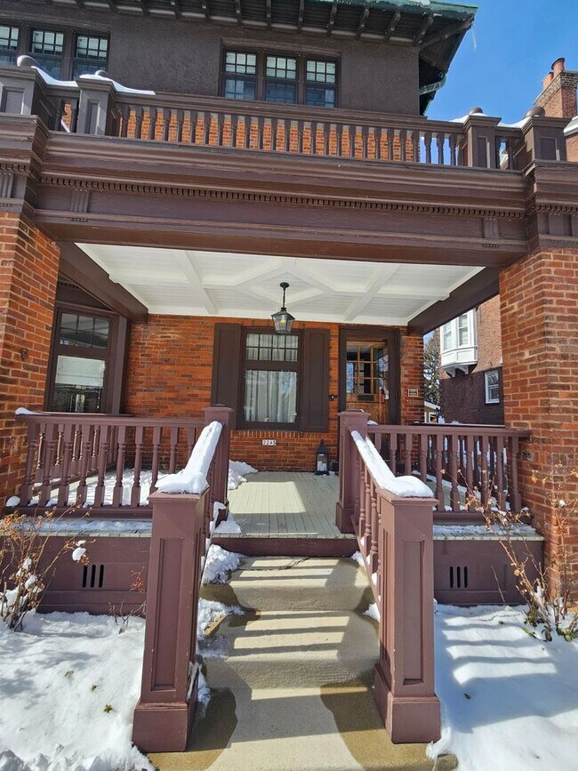 Foto del edificio - 2245-2247 N Lake Dr. (Duplex)