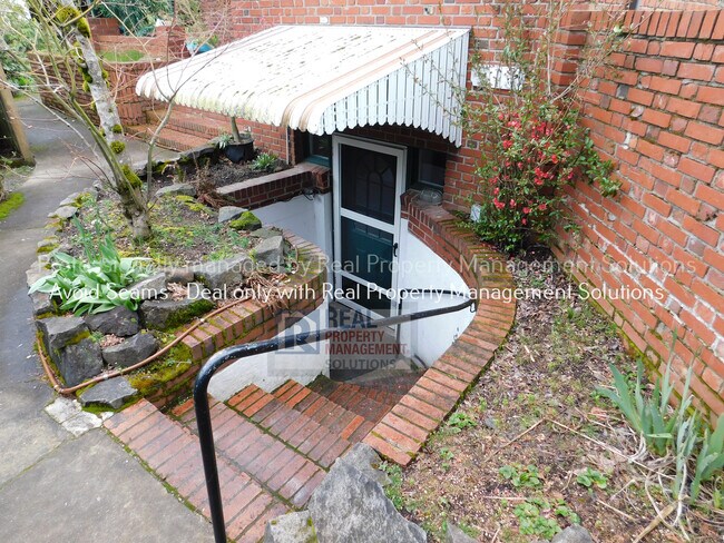 Foto del edificio - Charming 2 Bed/ 1 Bath With Amazing Brickwork