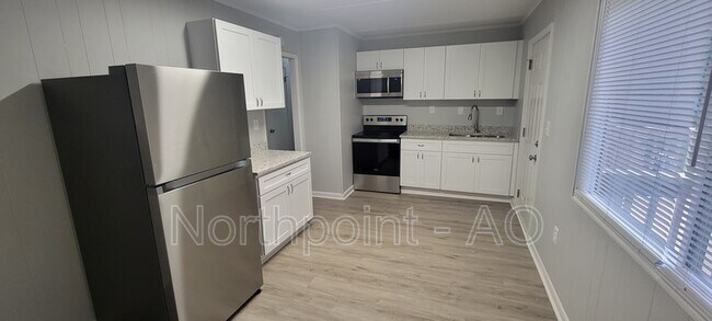 Building Photo - 3 Midland Park Ct