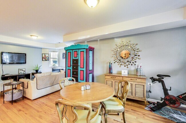 Foto del edificio - 3052 N Christiana Ave