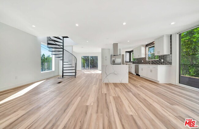 Building Photo - 4883 Avoca St