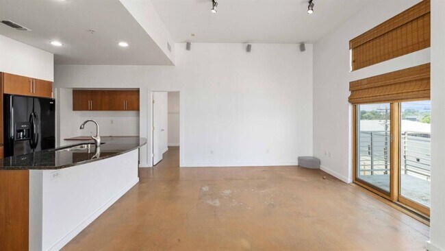 Foto del edificio - 2124 E 6th St