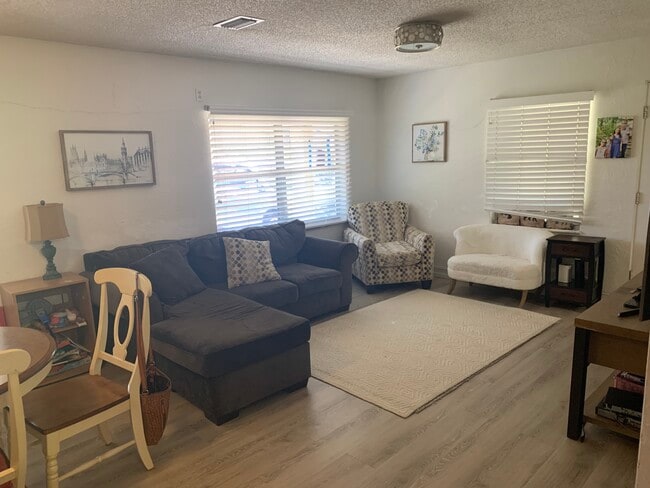 Foto del edificio - 550 Forest Lake Dr