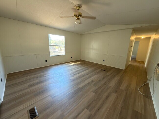 Foto del edificio - 3 bed 2 bath. New vinyl floors throughout.