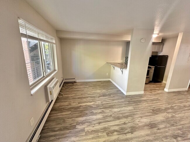 Disfrute de la vida urbana en este acogedor apartamento con elegantes acabados y abundante luz natural. - Apex 980