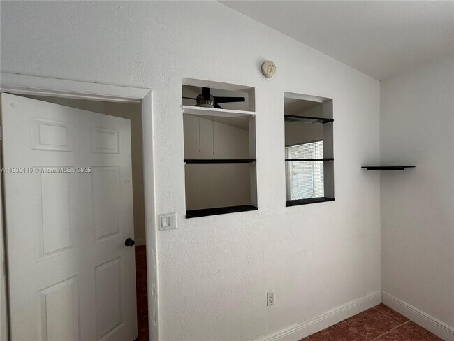 Foto del edificio - 110 NE 56th St