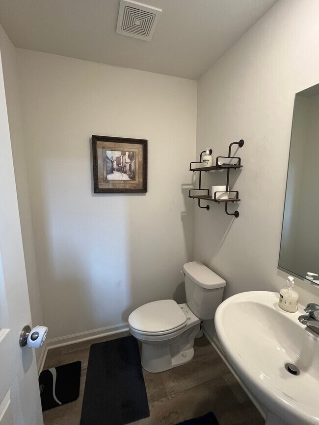 Building Photo - 3754 Bissel Dr