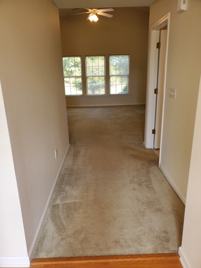 Building Photo - 404 Flanders Ct