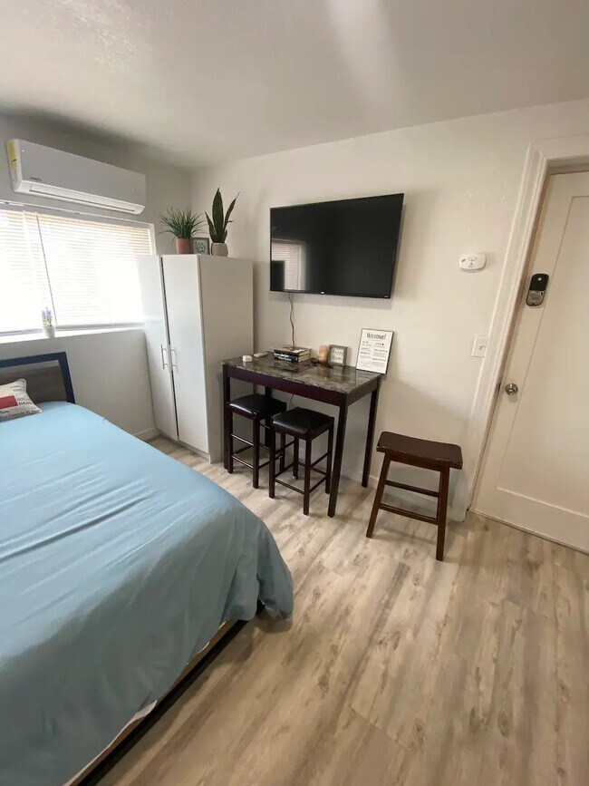 Estudio - 3831 Monroe Ave