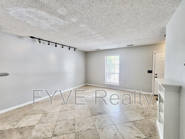 Building Photo - 737 Fox Ridge Dr