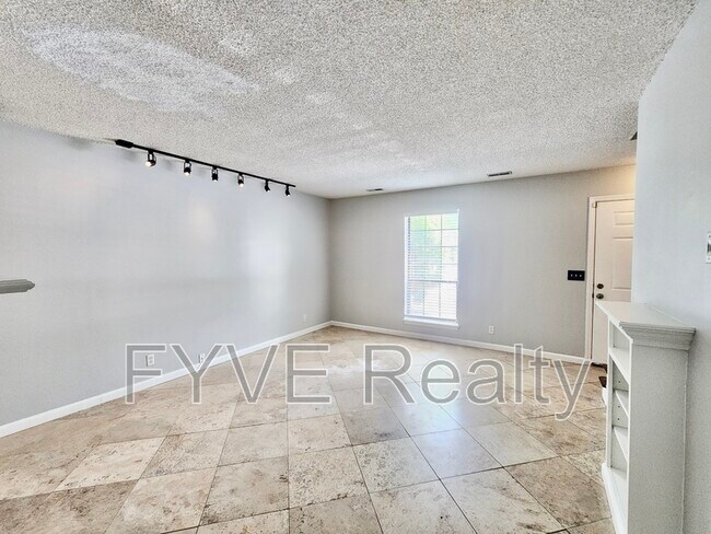 Foto del edificio - 737 Fox Ridge Dr