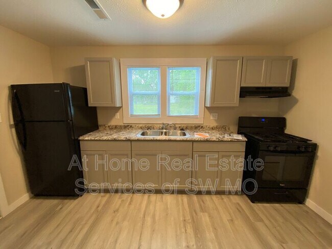 Foto del edificio - 2101 N Nettleton Ave