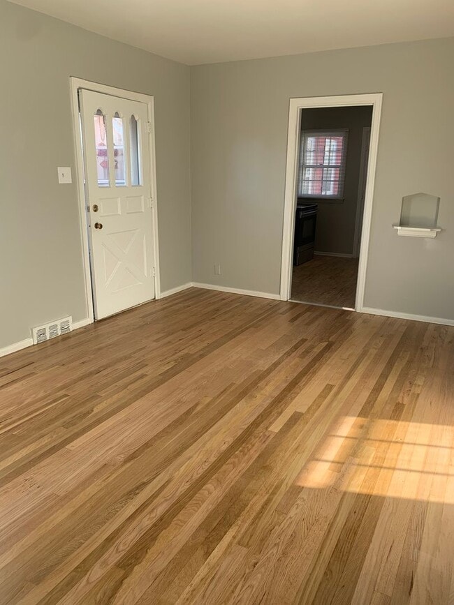 Building Photo - 2 BEDROOM, 1 BATHROOM APARTMENT