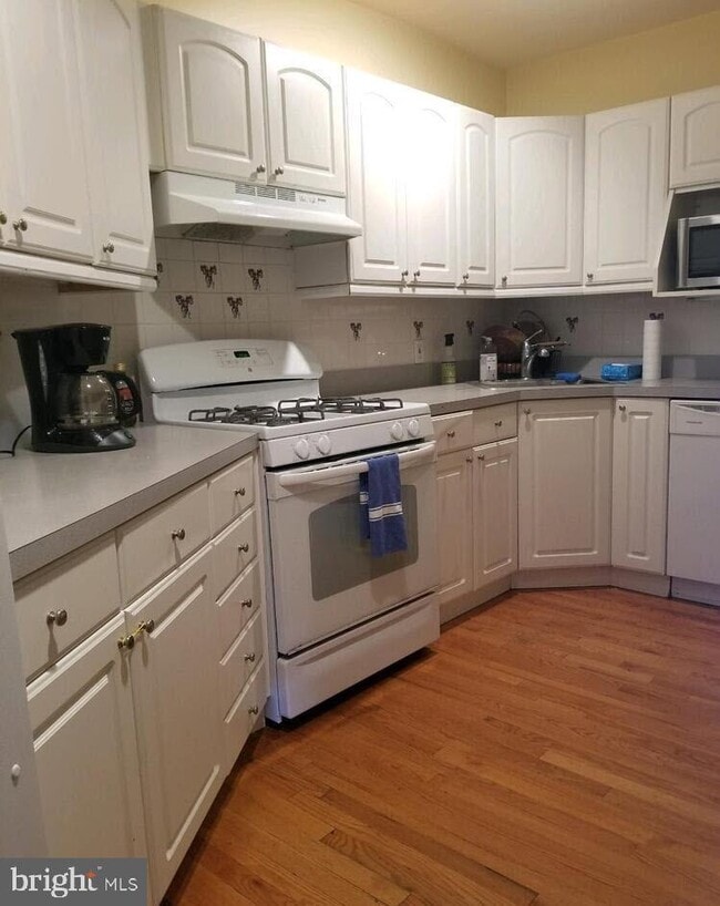 Building Photo - 33 Maple St