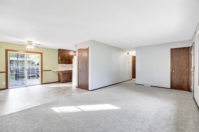 Building Photo - Great 4-Bed 2-Bath Home in Champlin - Available 7/1!