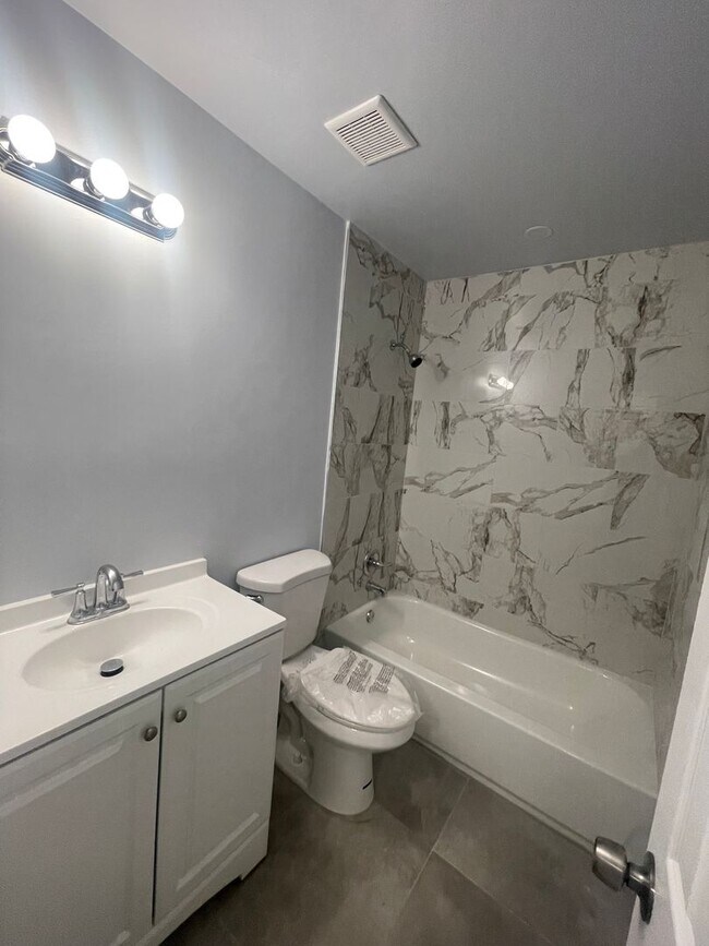 Foto del edificio - 780 NE 46th Ct