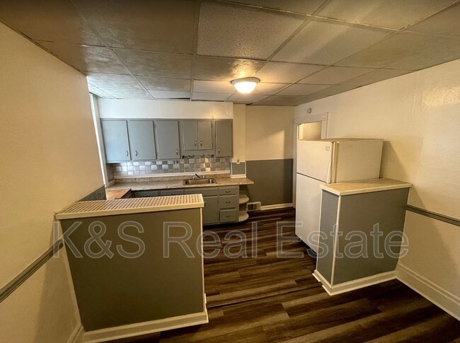 Building Photo - 2565 Merwyn Ave