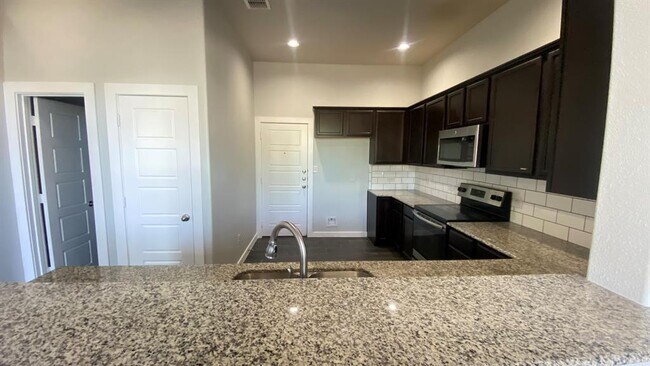 Foto del edificio - 148 Lakeview Ct