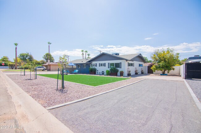 Foto del edificio - 4335 E Clarendon Ave