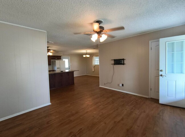 Building Photo - Spacious 3 bedroom, 2 bath home AVAILABLE ...