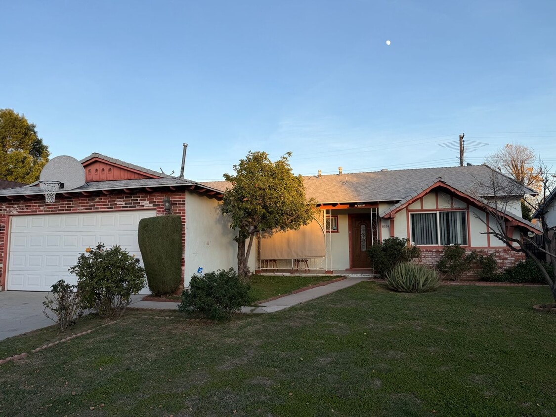 Foto principal - 3 Bedroom 2 Bath Home With Ample Storage