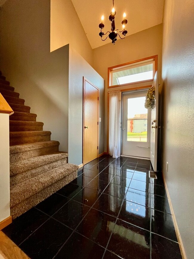 Building Photo - Beautiful 4 Bedroom Townhome! Available June!