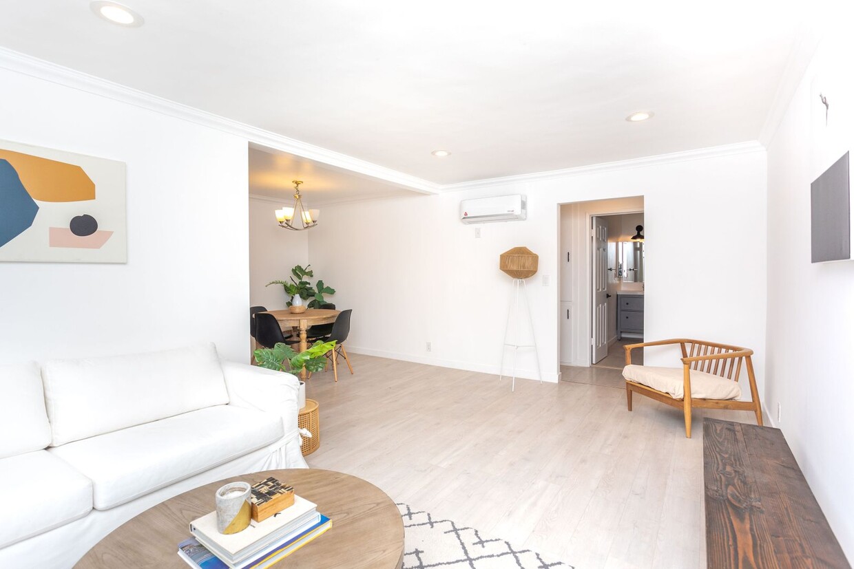 Primary Photo - Beautiful Highland Park Apartment!