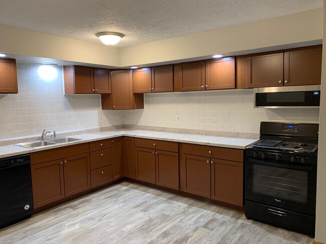 Building Photo - 703 Fairmont Dr