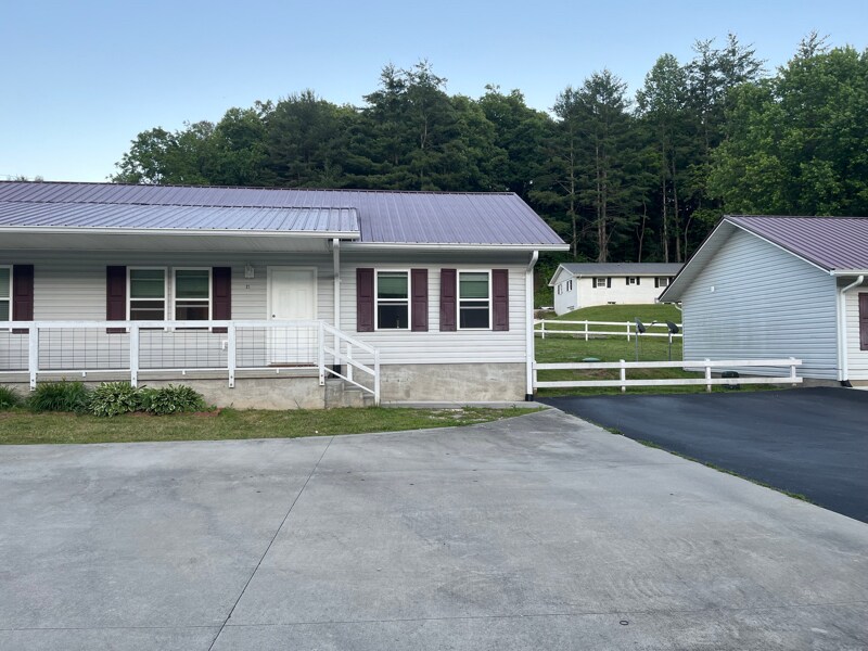 Primary Photo - 1218 Hyatt Creek Rd