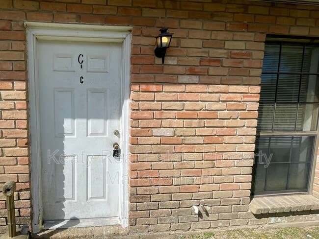 Building Photo - 118 Country Ln