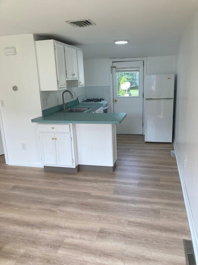 Foto del edificio - 8 Regency Dr