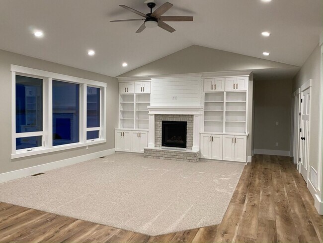 Building Photo - PLEASE CALL TYE @ 208-313-6062 with ANY QU...