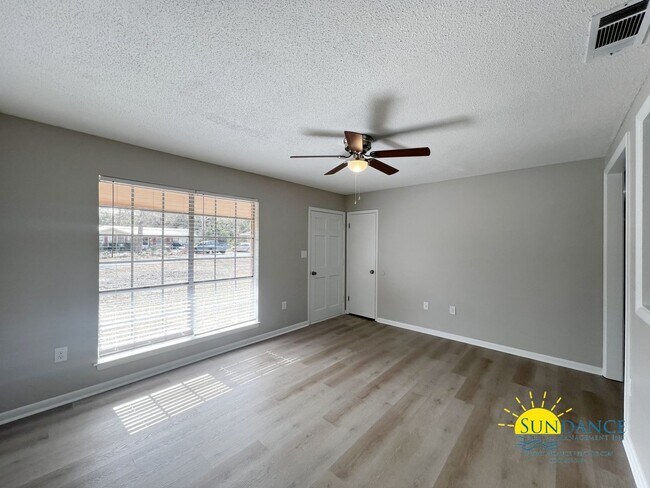 Building Photo - Fully renovated Crestview home, a must see...