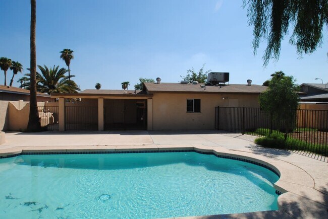 Building Photo - 7108 W Montebello Ave