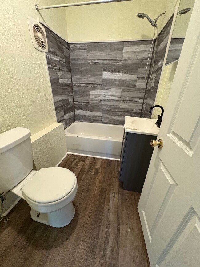 Foto del edificio - 4 Bedroom Single Family Home on Northside