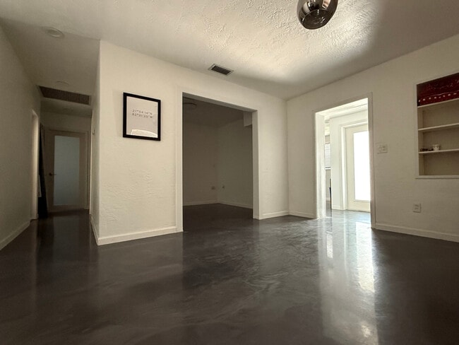 Building Photo - 4034 S Westshore Blvd