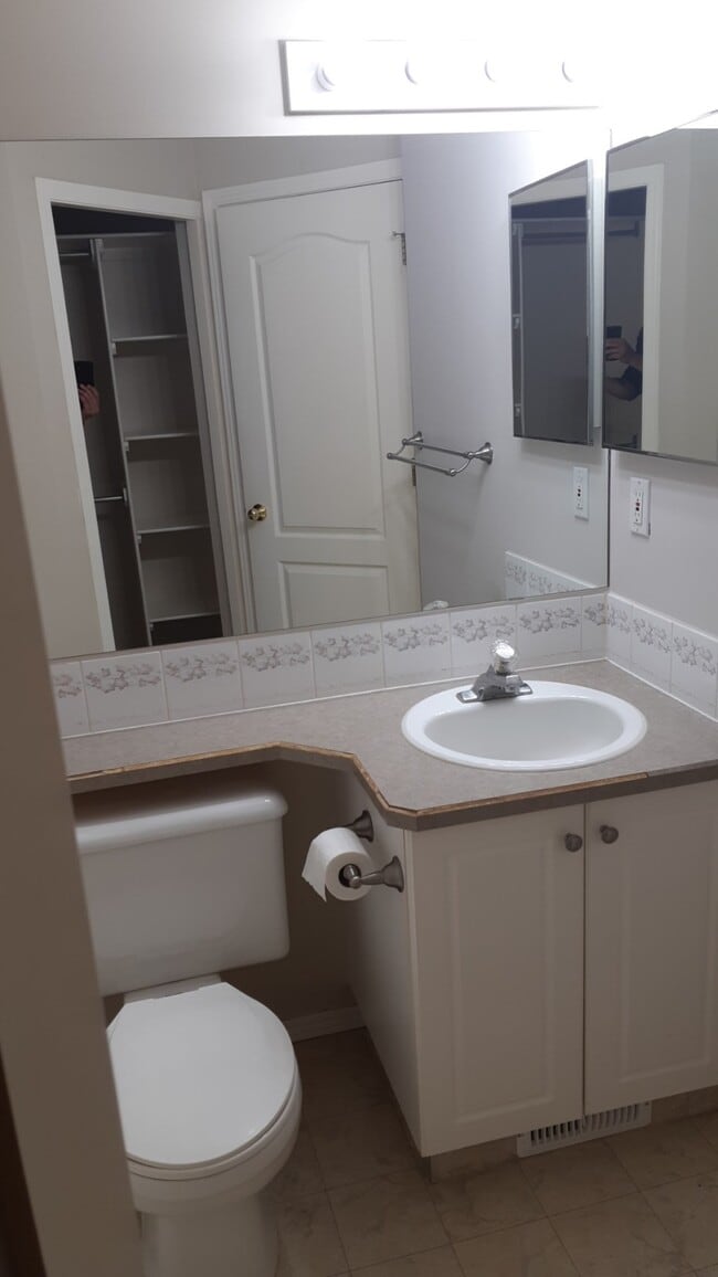 Building Photo - 2 Bed 0 Bath Unit in Sylvan Lake, AB