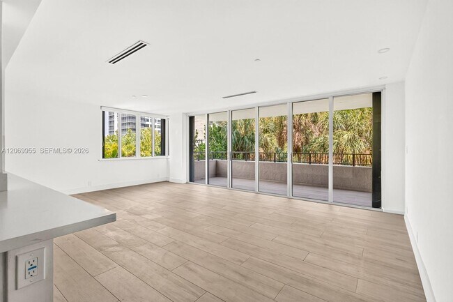 Foto del edificio - 251 Crandon Blvd