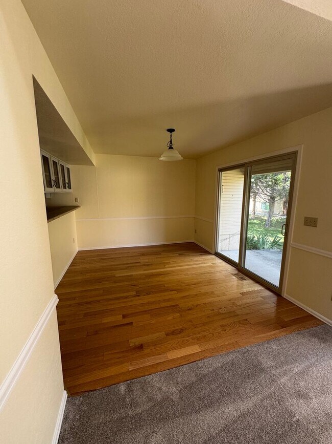 Foto del edificio - 2 BEDROOM, 2 1/2 BATH TOWNHOME W/2 CAR GAR...