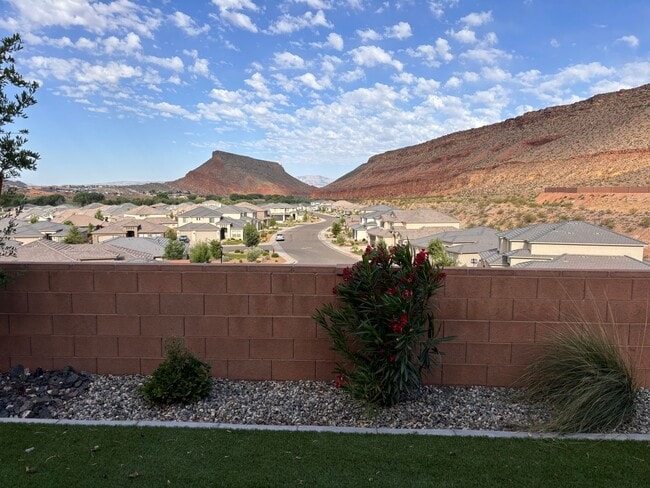 Building Photo - Gorgeous 5 Bed | 3 Bath | 3 Car Garage off...