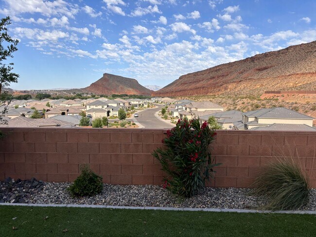 Foto del edificio - Gorgeous 5 Bed | 3 Bath | 3 Car Garage off...