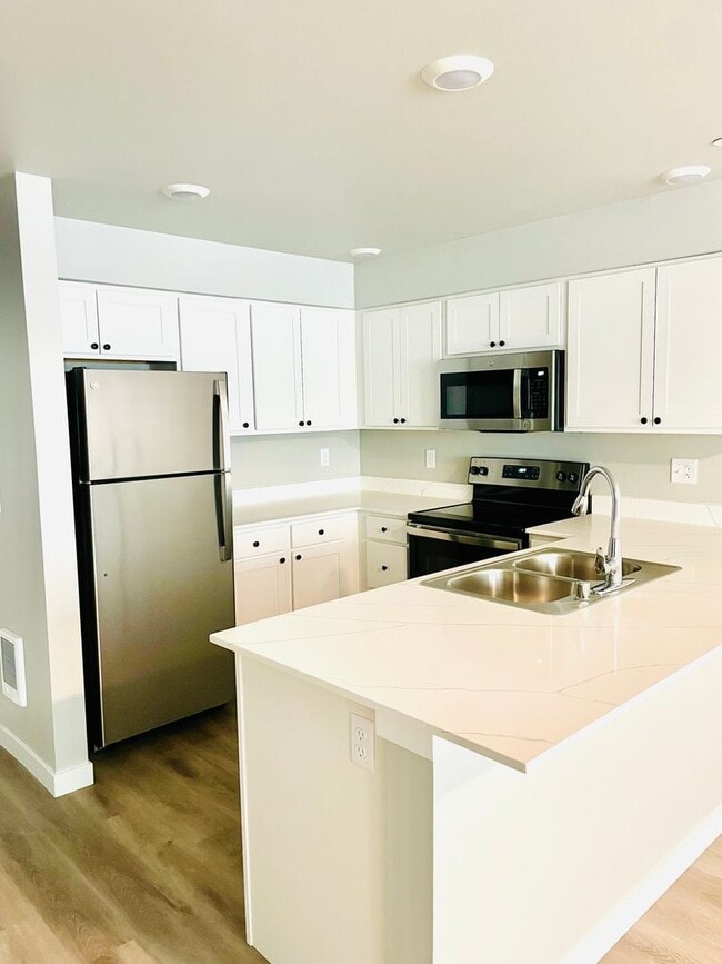 Building Photo - Newer Two Bedroom Apartment!