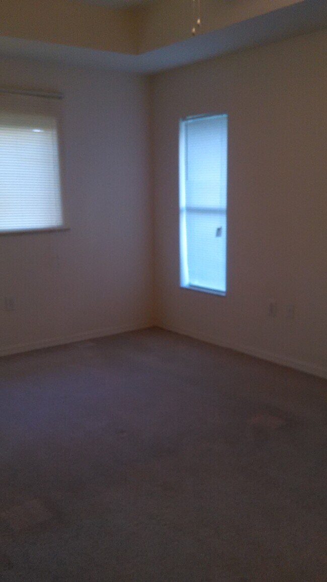 Building Photo - 861 Clow St E