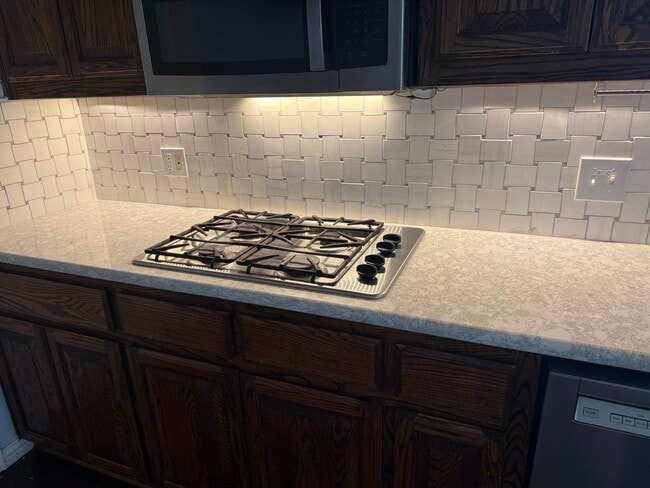 Range Top - 2489 Yuma Dr
