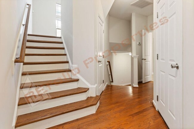 Foto del edificio - Luxury 3-Story Townhome, No Carpet 4 Bedro...
