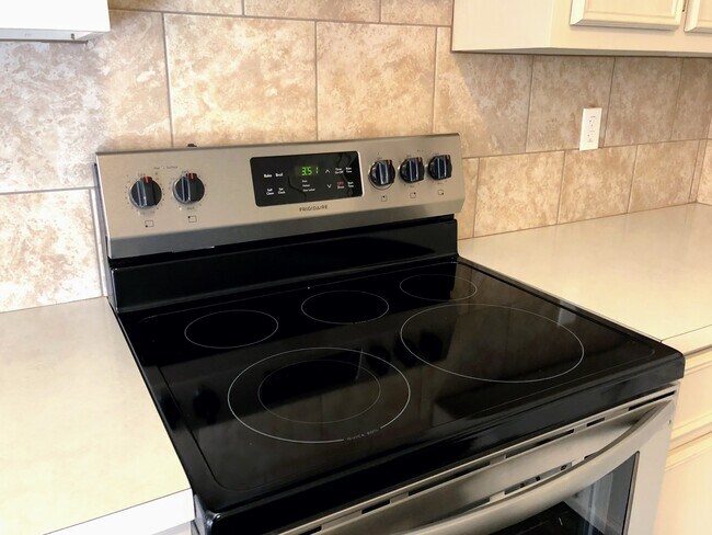 Cocina eléctrica moderna de superficie plana para una fácil limpieza. - 128 E Ball Rd
